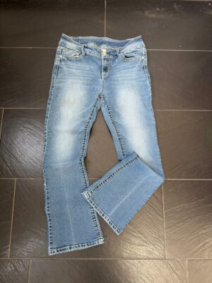 y2k flared jeans mit klappentaschen und stickerei